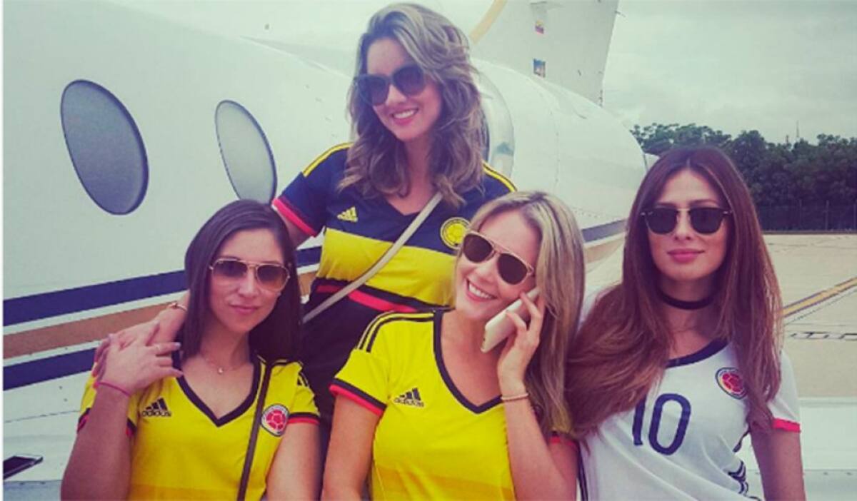 Actores, modelos, presentadores y seguidores del fútbol se dan cita en Barranquilla para acompañar a la Selección Colombia en su juego frente a Venezuela. La presentadora y exreina Daniella Álvarez en compañía de varias amigas y modelos.