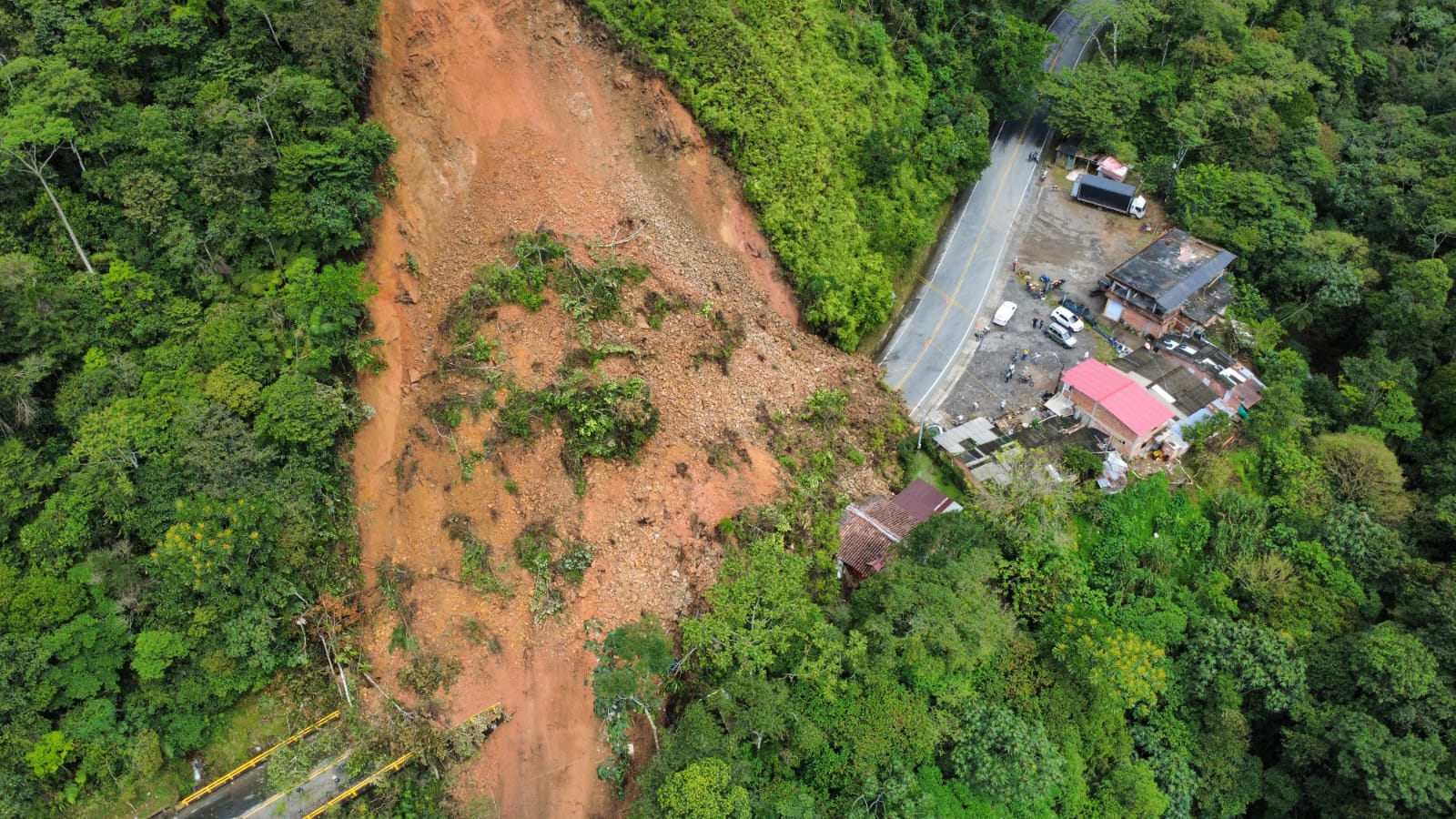 Derrumbe en la Autopista Medellín- Bogotá - foto alcaldía