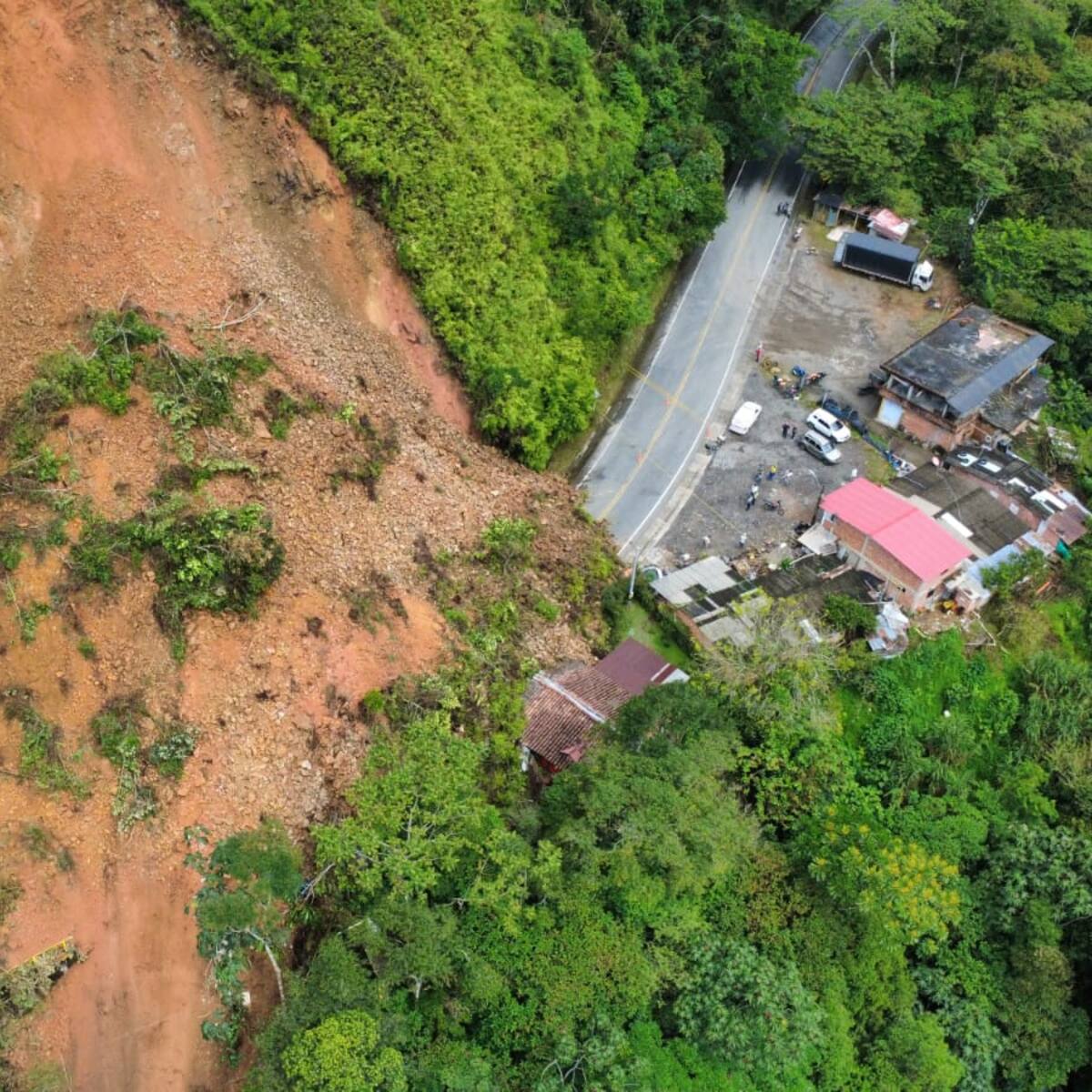 Una persona lesionada y una casa afectada deja el derrumbe en la autopista Medellín-Bogotá
