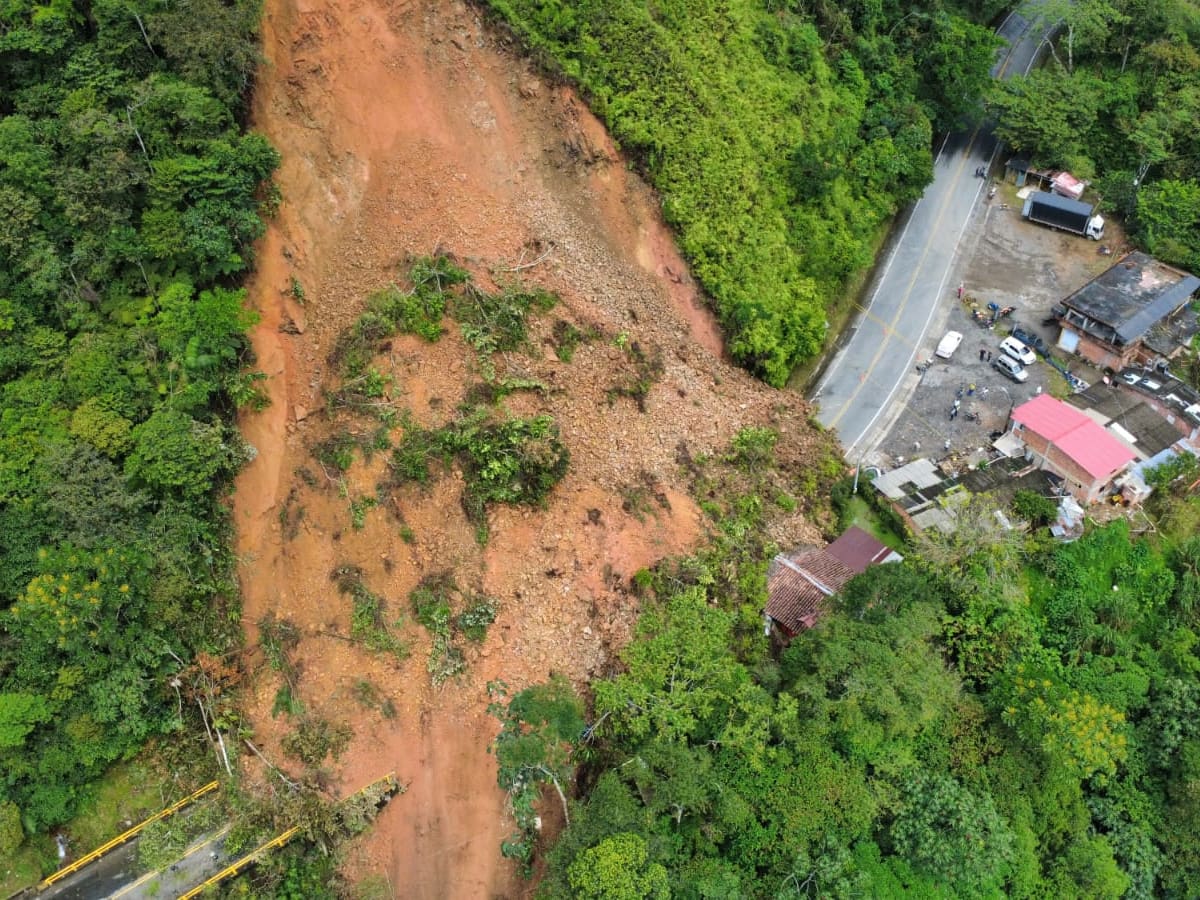 Una persona lesionada y una casa afectada deja el derrumbe en la autopista Medellín-Bogotá