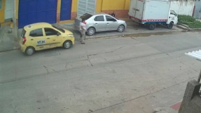 Instante en el que el taxi arrolla a la joven y su hijo