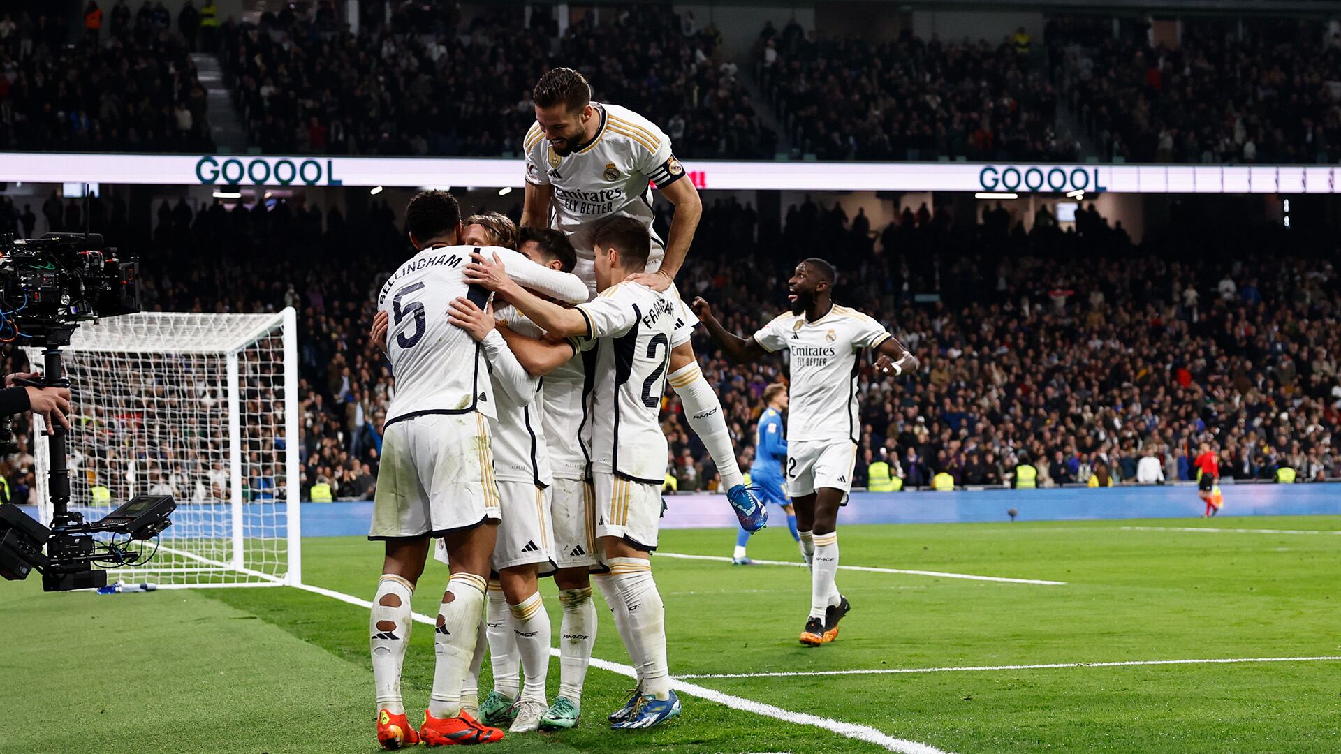 Los jugadores del Real Madrid celebrando el cuarto gol // Twitter (X): @realmadrid