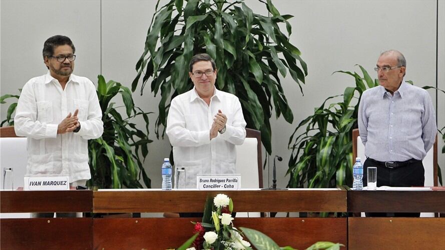 Humberto de la Calle (d), Luciano Marín (i), alias "Iván Márquez” y Bruno Rodríguez Parrilla (c) presentan el nuevo acuerdo de paz. Foto: Agencia EFE/ERNESTO MASTRASCUSA