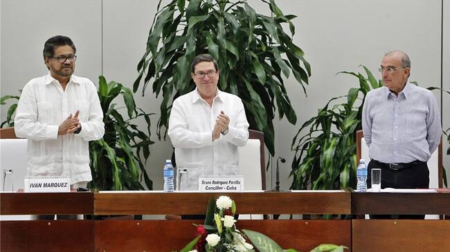 Humberto de la Calle (d), Luciano Marín (i), alias "Iván Márquez” y Bruno Rodríguez Parrilla (c) presentan el nuevo acuerdo de paz. Foto: Agencia EFE/ERNESTO MASTRASCUSA