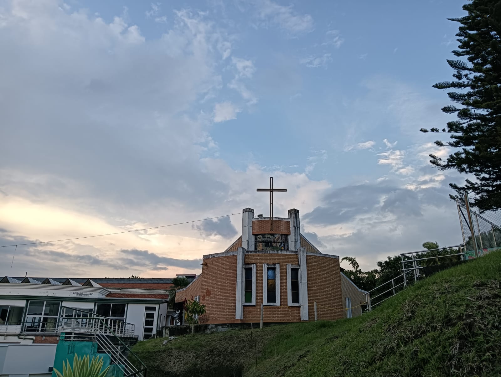 Al fondo Iglesia Pentecostés de la Universidad del Quindío Foto: Adrián Trejos