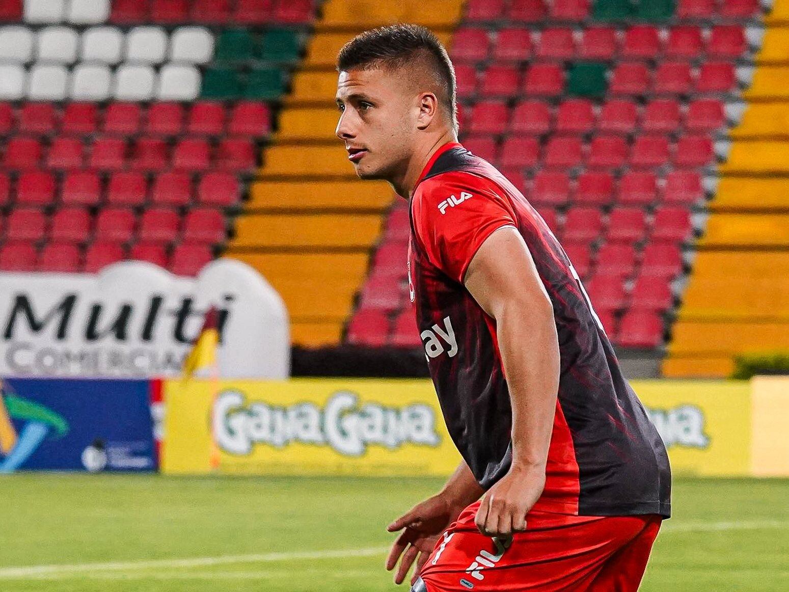 Mateo Puerta durante el calentamiento previo al partido contra Tolima / Twitter: @SantaFe.