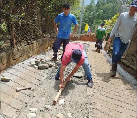 Convite de la comunidad para el arreglo de la vía de Loma Linda, Barbosa.