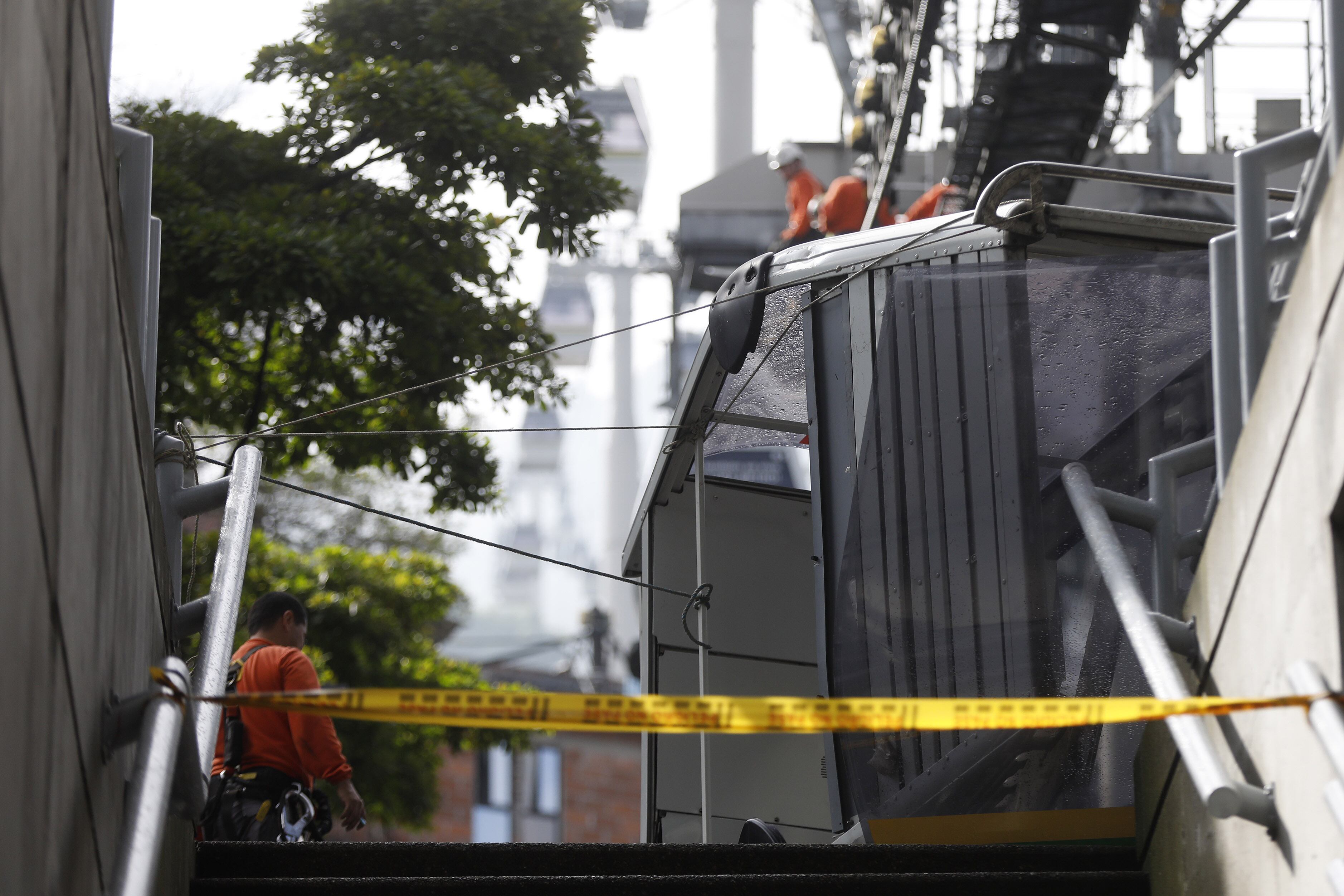 AME6870. MEDELLÍN (COLOMBIA), 26/06/2024.- Trabajadores revisan el sistema de transporte Metrocable, luego que una cabina cayera este miércoles, en Medellín (Colombia). Una persona muerta y 20 heridas dejó este miércoles la caída en Medellín de una cabina del Metrocable, la red de teleféricos de la ciudad, cuando estaba por ingresar a una de las estaciones del sistema de transporte, en el que quedaron atrapados por algunas horas cerca de 250 usuarios tras detener su operación. EFE/Luis Eduardo Noriega Arboleda
