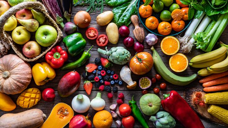 Verduras y frutas surtidas sobre la madera (Foto vía Getty Images)
