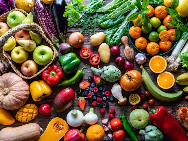 Verduras y frutas surtidas sobre la madera (Foto vía Getty Images)