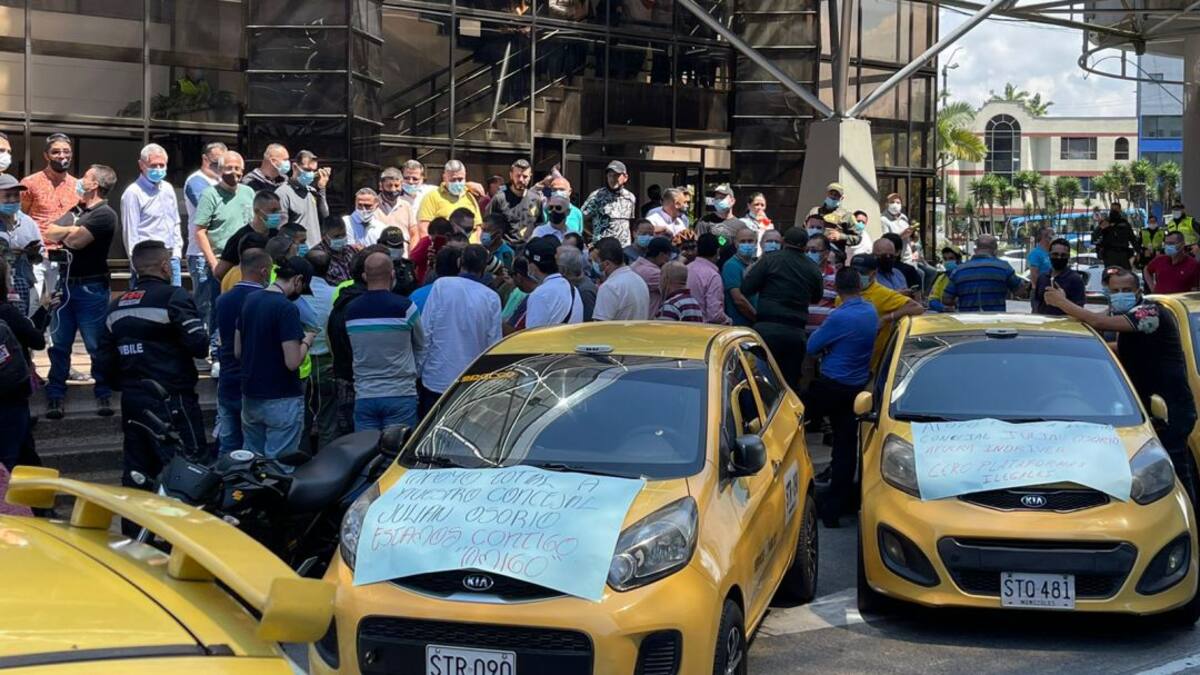 Taxistas de Manizales realizaron manifestación en apoyo al concejal Osorio
