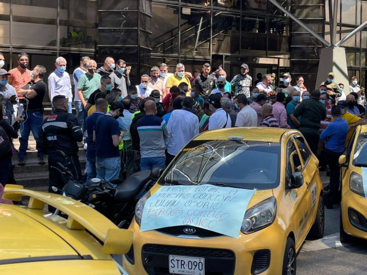 Taxistas de Manizales realizaron manifestación en apoyo al concejal Osorio