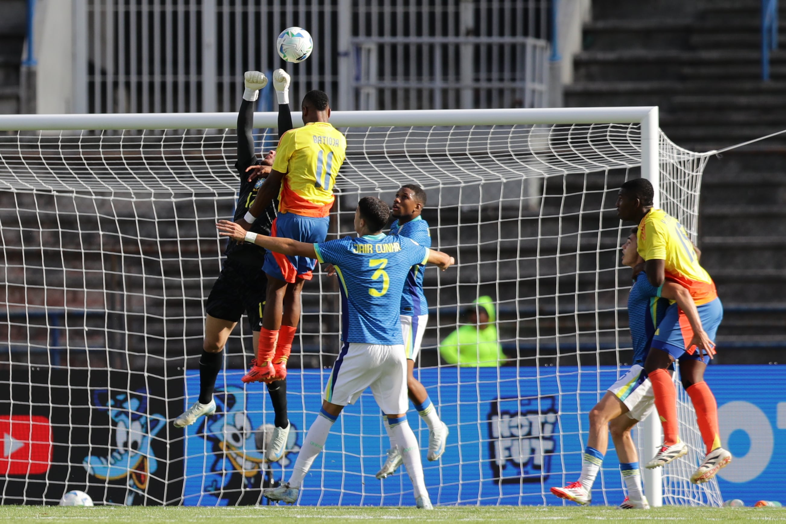 Andy Duvan Batioja (arriba-c) de Colombia salta por un balón este viernes, en un partido del hexagonal final del Campeonato Sudamericano sub-20 entre las selecciones de Colombia y Brasil en el estadio Olímpico de la Universidad Central en Caracas (Venezuela). EFE/ Ronald Peña