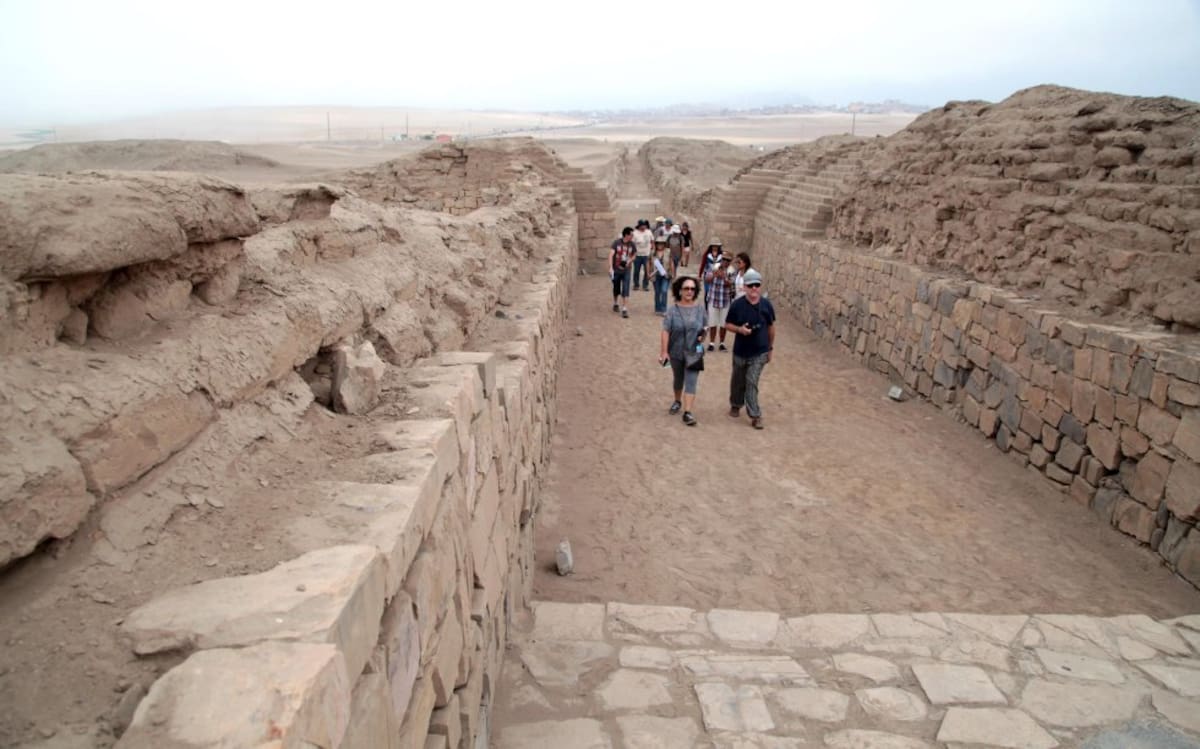 Fotografía de un grupo de turistas que recorren algunas de las calles principales del santuario dedicado al dios Pachacamac, principal deidad y oráculo de la costa central del Antiguo Perú. 