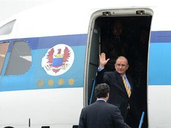 El avión del equipo negociador despegó en el aeropuerto de Catam. Foto: Presidencia