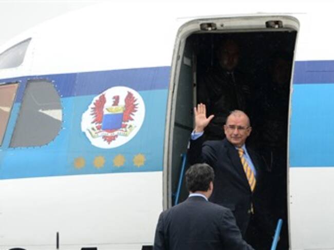 El avión del equipo negociador despegó en el aeropuerto de Catam. Foto: Presidencia