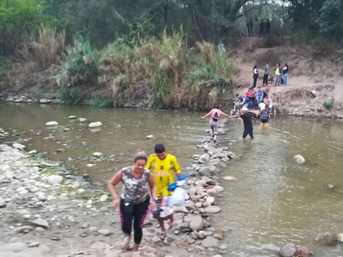 Migrantes denuncian cobros irregulares para cruzar la frontera en medio de la pandemia