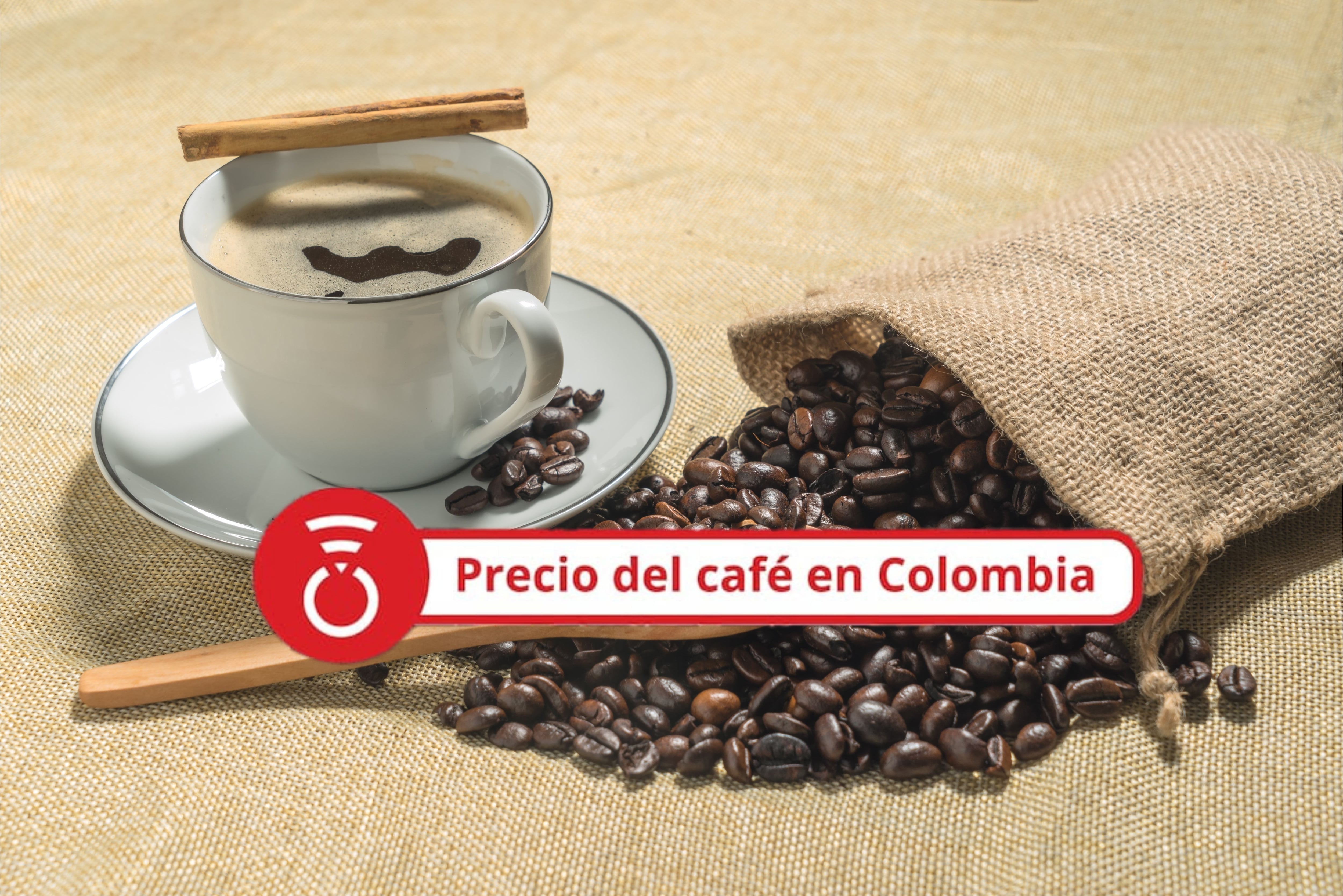 Vista de una taza de café junto a una bolsa de granos de café. Foto Getty Images