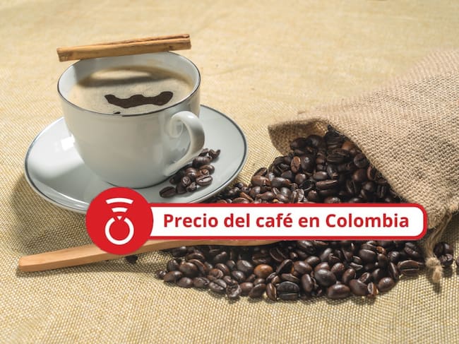 Vista de una taza de café junto a una bolsa de granos de café. Foto Getty Images