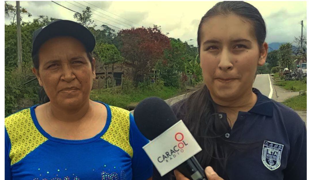 Estudiante de Pajarito, Mayra Gutiérrez y su madre Mary Luz Camargo. 