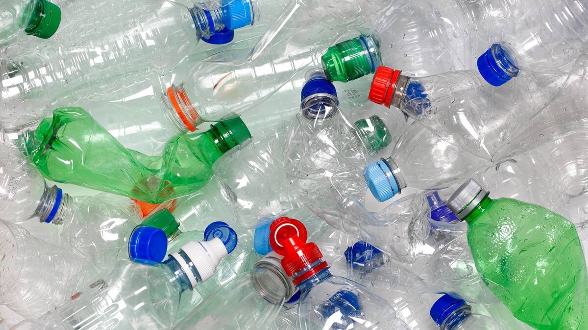 Por mucho tiempo el peligro del plástico ha sido invisible: experto alerta impactos en la salud