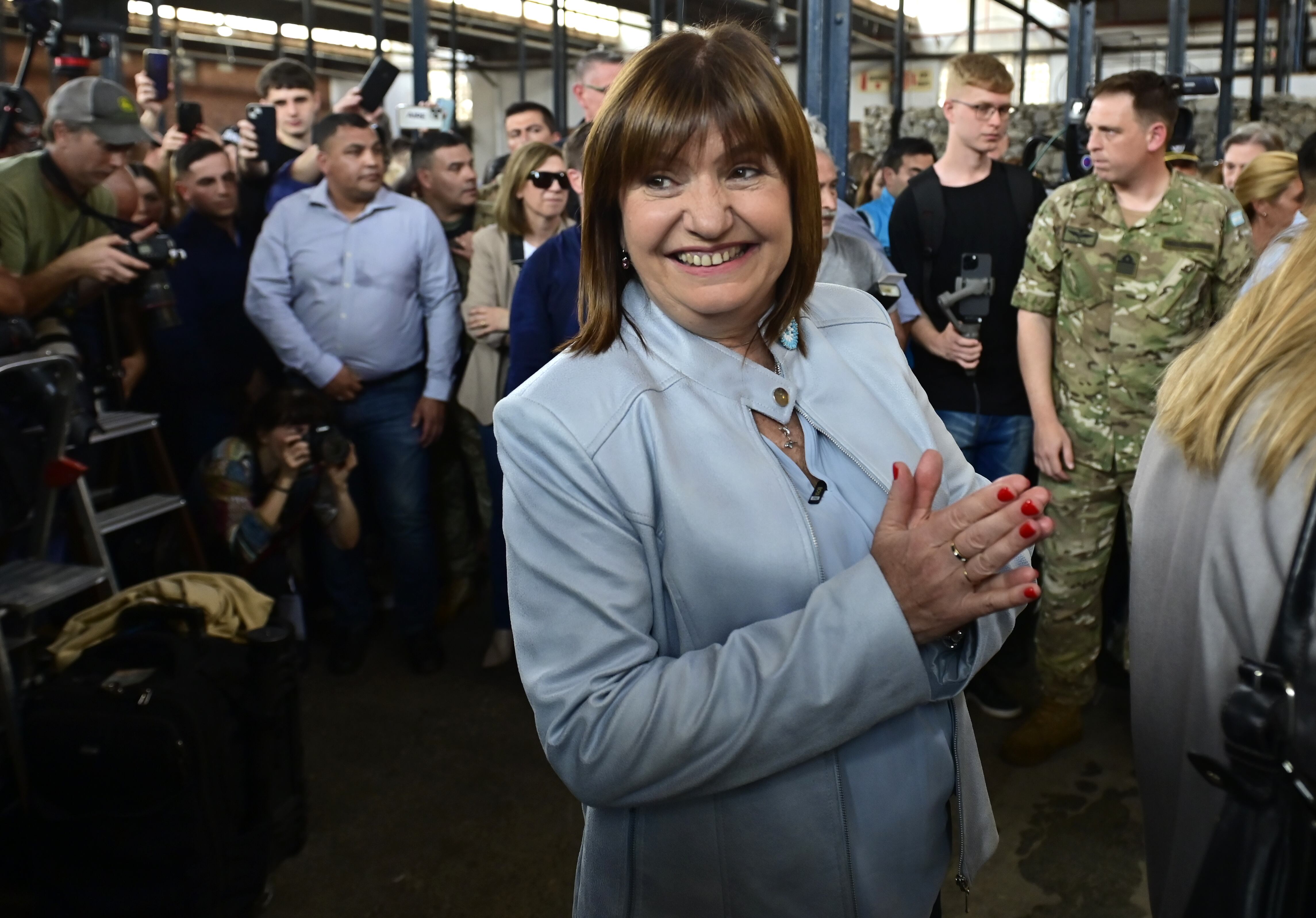 AME9365. BUENOS AIRES (ARGENTINA), 22/10/2023.- La candidata Patricia Bullrich, de Juntos por el Cambio (centroderecha), saluda a simpatizantes a su llegada para votar en las elecciones generales, hoy en Buenos Aires (Argentina). Unos 35,4 millones de argentinos están convocados para, además de elegir presidente y vicepresidente, renovar 130 de los 257 escaños de la Cámara de Diputados y 24 de los 72 del Senado, y designar 43 representantes argentinos para el Parlamento del Mercosur (Parlasur, cuerpo legislativo del bloque integrado por Argentina, Brasil, Paraguay y Uruguay). EFE/ Matias Martín Campaya