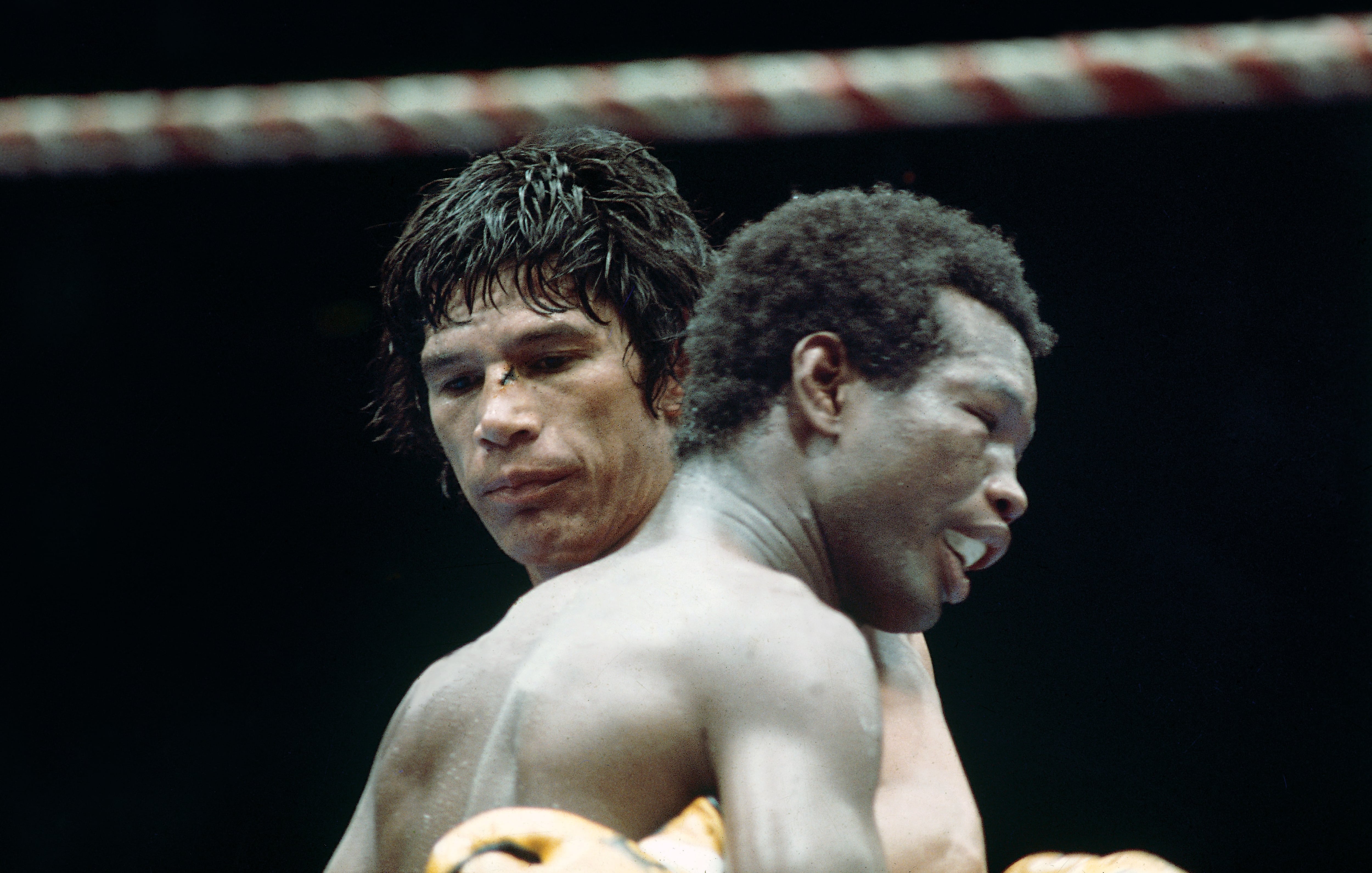Carlos Monzon ante Rodrigo Valdez en la WBC/WBA World Middleweight1977 en Monte-Carlo, Monaco. (Photo by El Grafico/Getty Images)