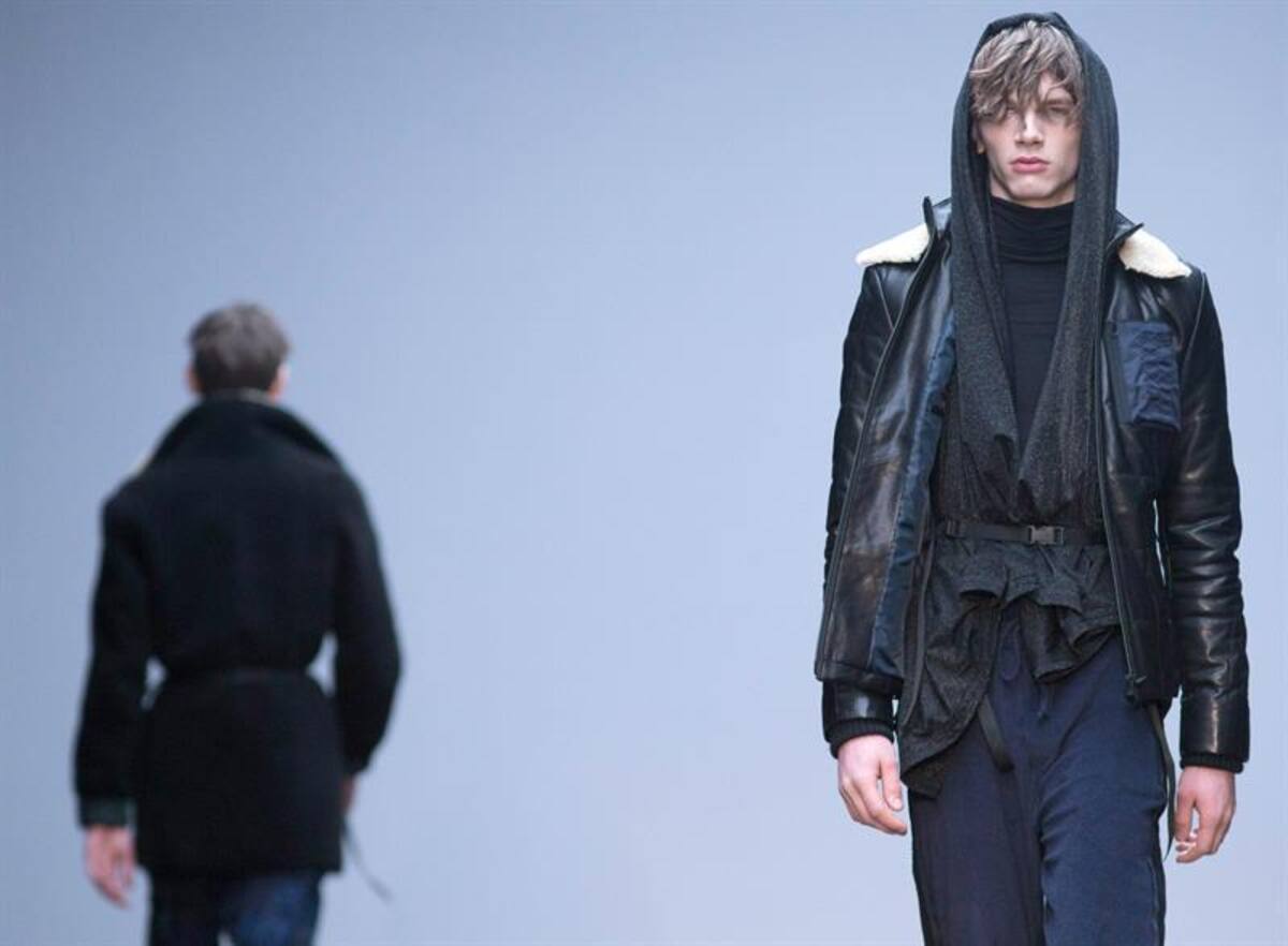 Una serie de modelos presentan la colección de otoño, invierno 2015 en la semana de la moda masculina en Londres, Inglaterra, que se realizará hasta el próximo 12 de enero.