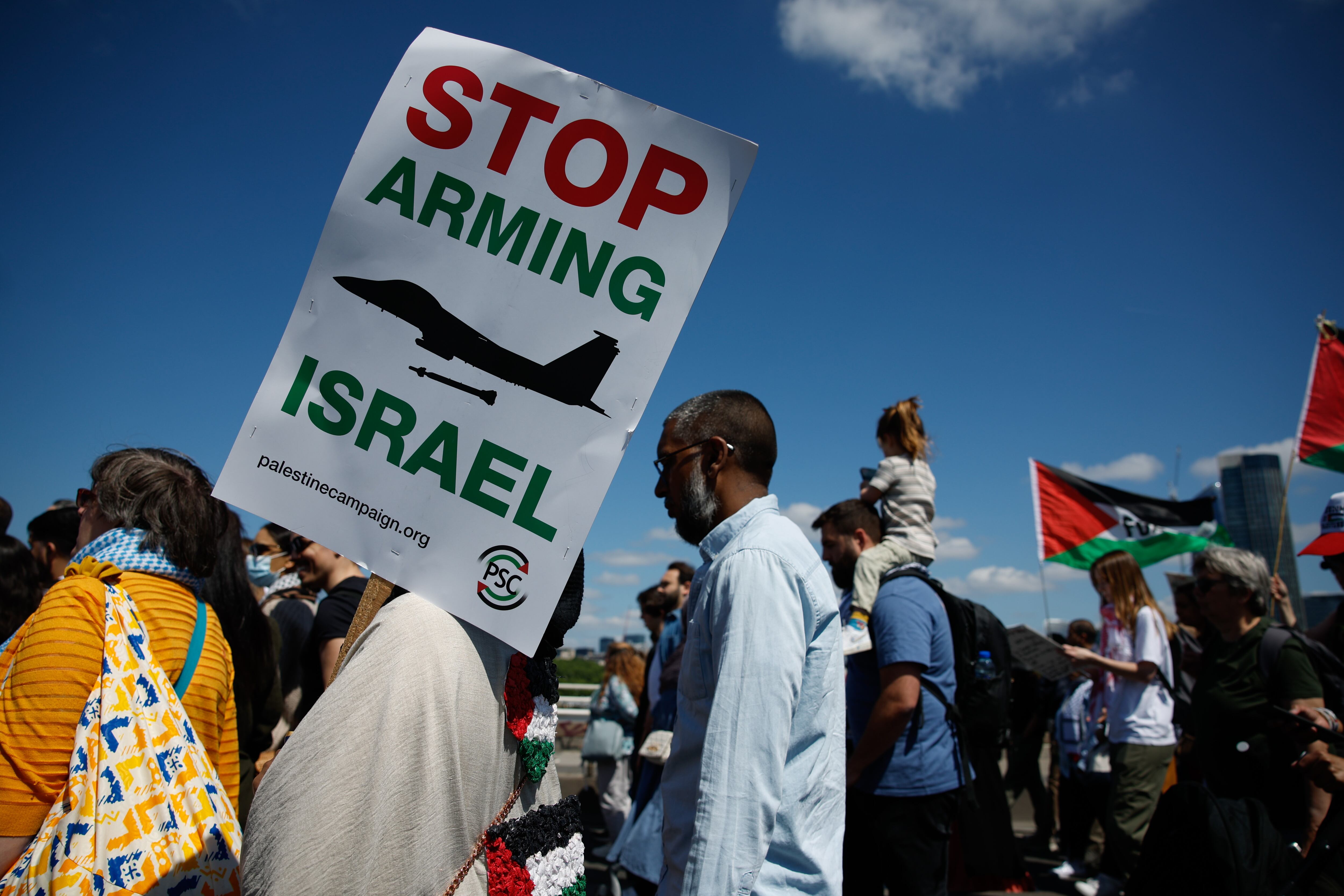 FOTODELDÍA. LONDRES, 17/05/2025.- Manifestantes durante una marcha en favor de Palestina y en conmemoración del 77 aniversario de la Nakba, este sábado en Londres. EFE/DAVID CLIFF