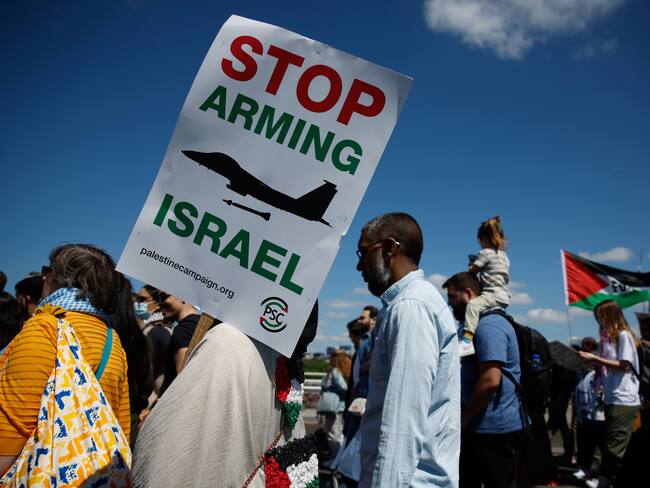 FOTODELDÍA. LONDRES, 17/05/2025.- Manifestantes durante una marcha en favor de Palestina y en conmemoración del 77 aniversario de la Nakba, este sábado en Londres. EFE/DAVID CLIFF
