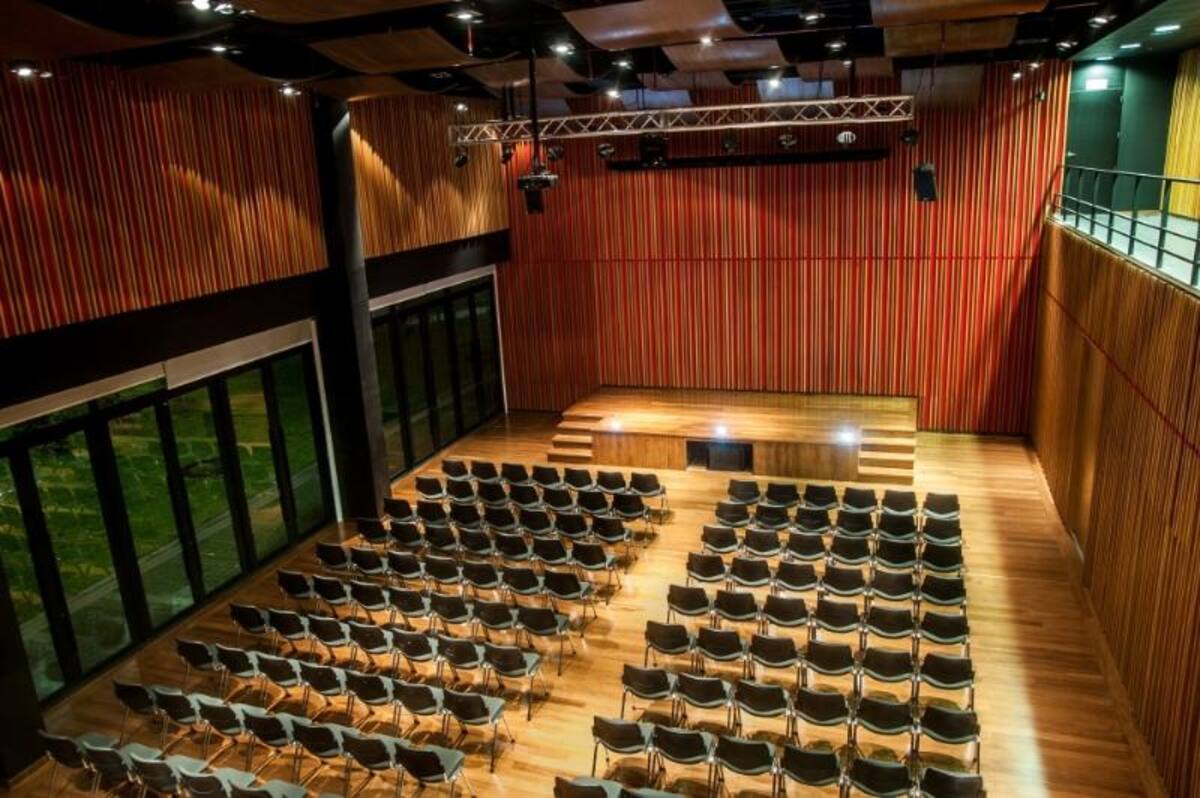 Auditorio de 190 m2 con capacidad para 150 personas.