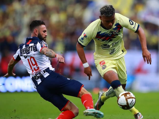 Miguel Layún (izq.) disputando un balón con el colombiano Roger Martínez (der.) en un partido de la Liga mexicana.
