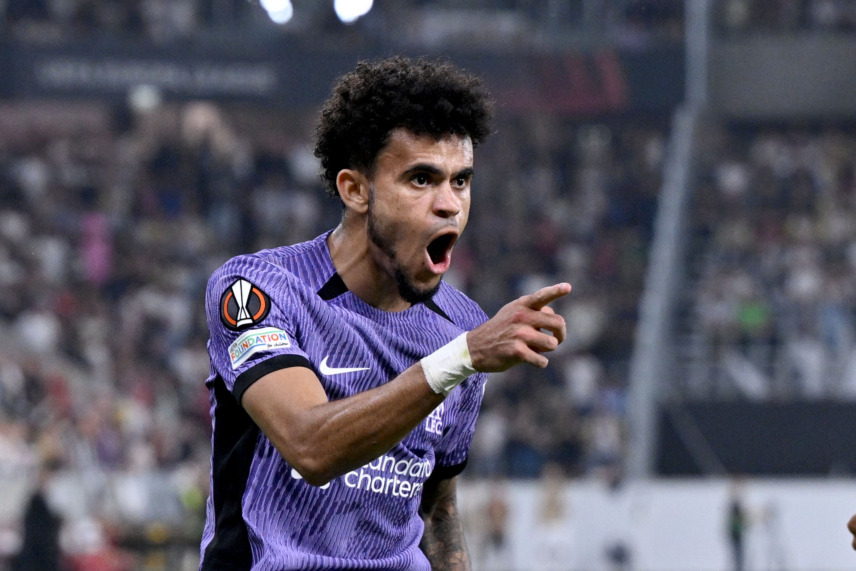 Luis Díaz festeja su gol con Liverpool en la Europa League. (Photo by Harry Langer/DeFodi Images via Getty Images)