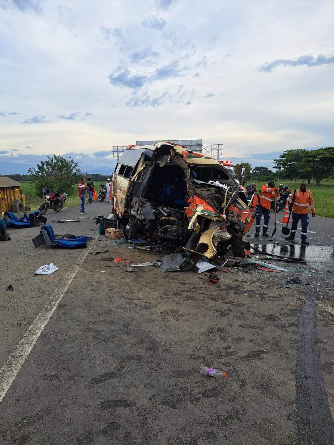 Accidente entre buseta y tren cañero deja más de 20 heridos en Zarzal, Valle del Cauca - Defensa Civil