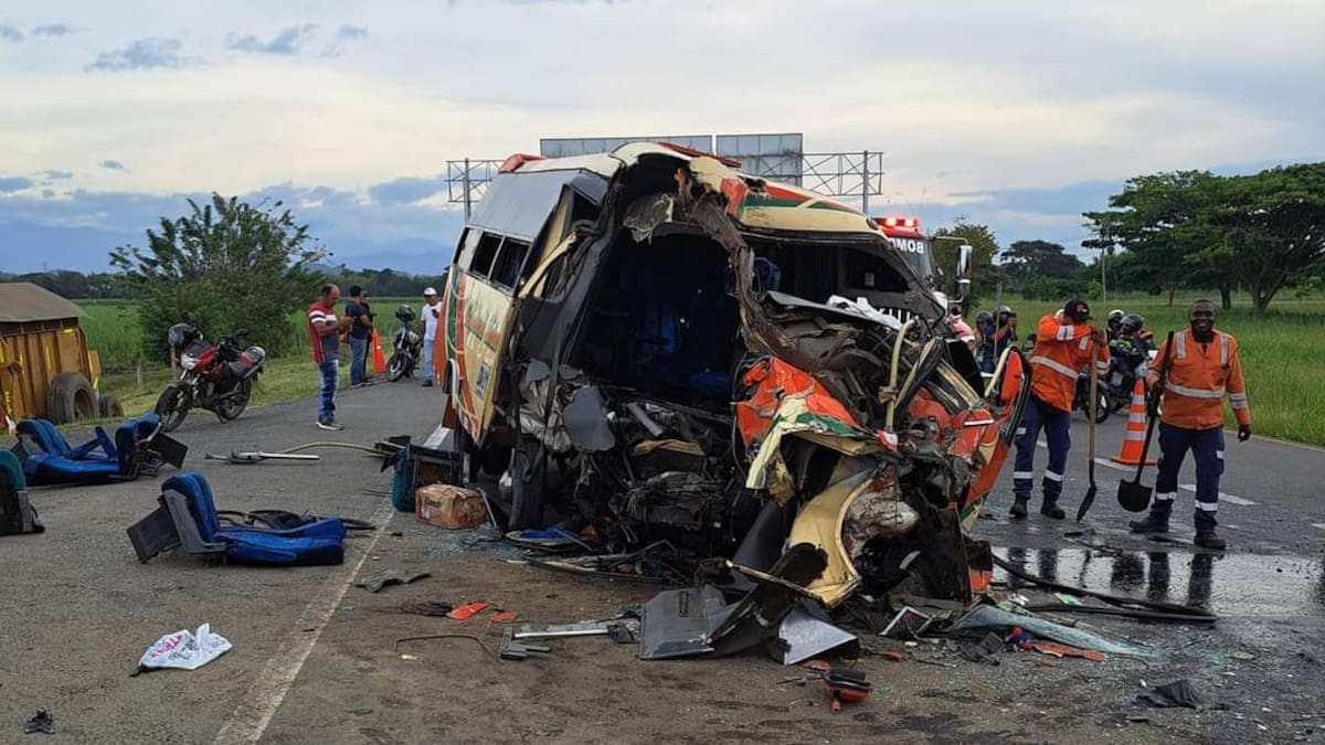 Accidente entre buseta y tren cañero deja más de 20 heridos en Zarzal, Valle