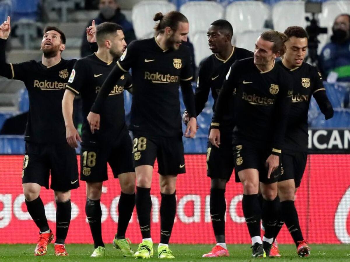 Barcelona golea a la Real Sociedad y no cede en la lucha por el título