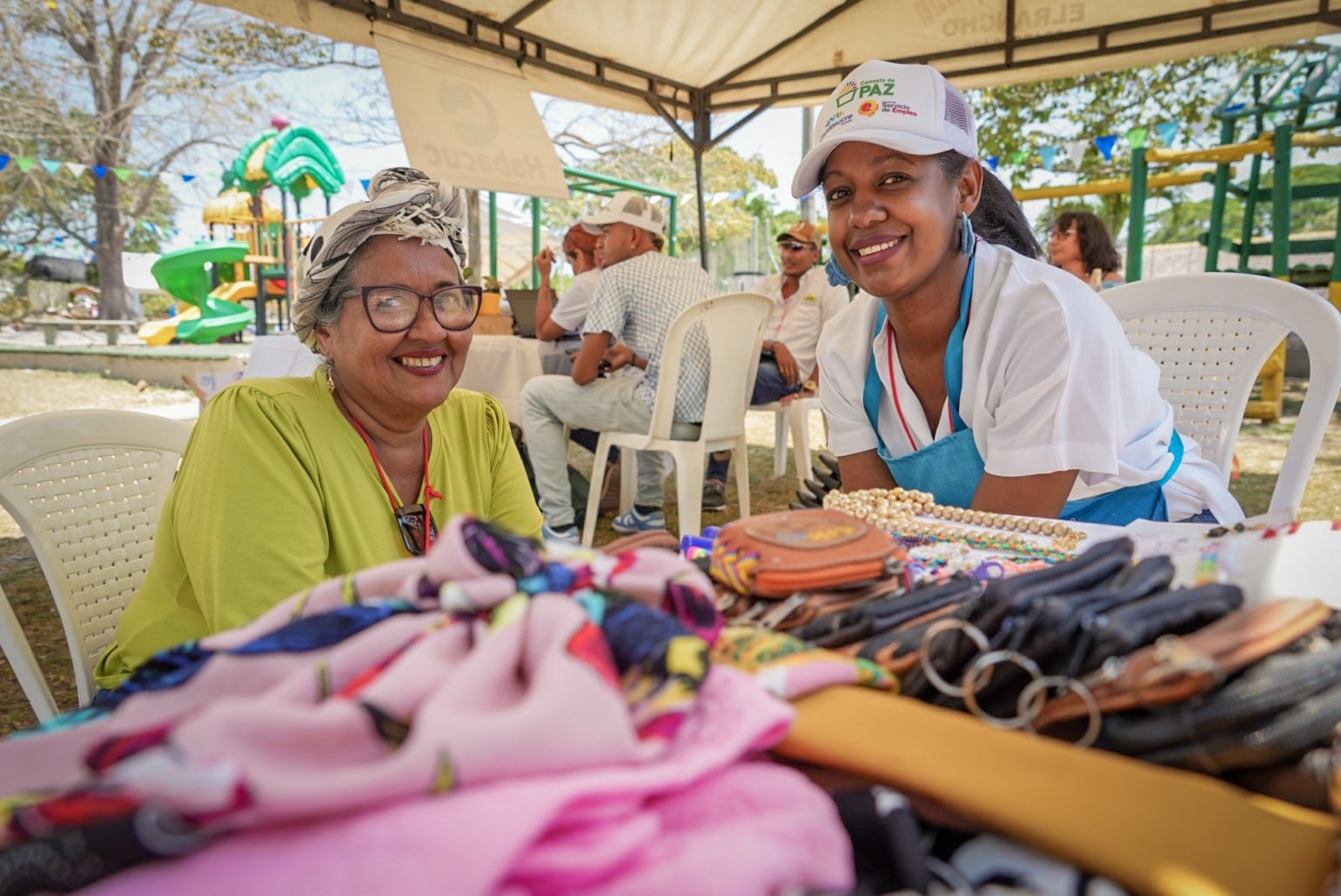Mujeres beneficiadas en el programa Canasta de Paz. Foto: Comfenalco Antioquia.