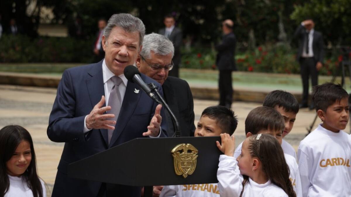 Al igual se presentó una estampilla conmemorativa, llena de color blanco y con el imagen de Santo Padre sonriendo.