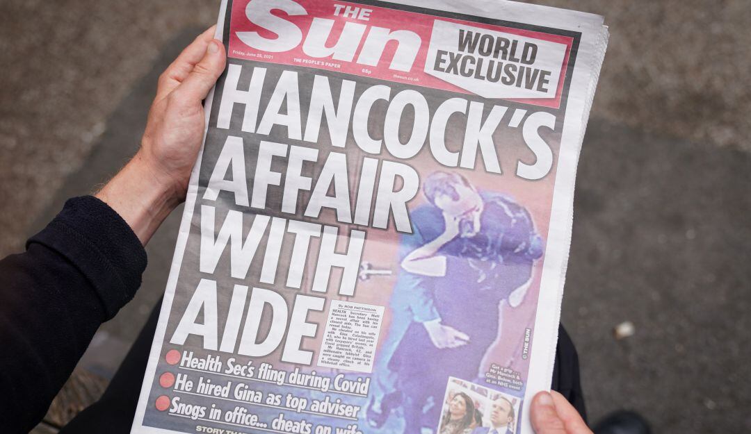 Portada del tabloide The Sun que revela el incumplimiento de las medidas de bioseguridad por parte del exministro de salud, Matt Hancock.