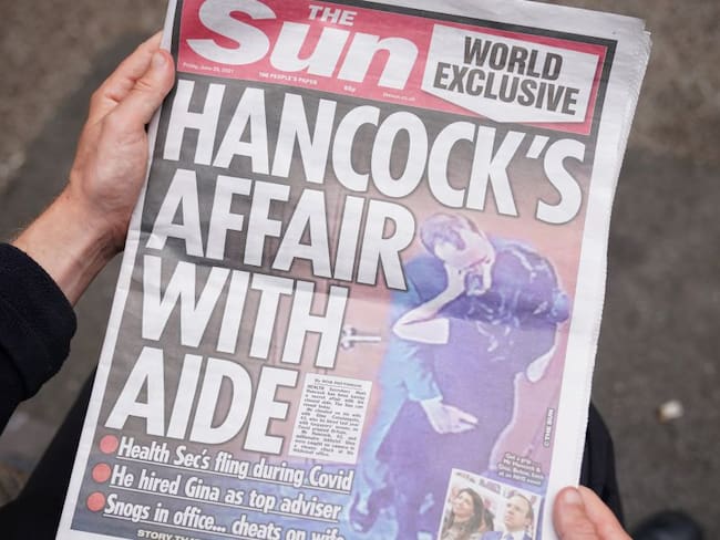Portada del tabloide The Sun que revela el incumplimiento de las medidas de bioseguridad por parte del exministro de salud, Matt Hancock.
