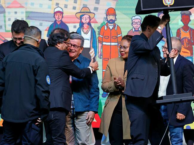 AME7806. BOGOTÁ (COLOMBIA), 03/08/2023.- El presidente de Colombia, Gustavo Petro (2-i) saluda hoy a "Pablo Beltrán", jefe negociador del Ejército de Liberación Nacional (ELN) (c), durante la instalación del Comité Nacional de la Participación - instancia transitoria de la Mesa de Diálogos de Paz, en Bogotá (Colombia). Coincidiendo con la entrada en vigor del cese el fuego entre el ELN y el Estado colombiano, este jueves se instaló en Bogotá el Comité Nacional de Participación (CNP) de la mano del presidente de Colombia, Gustavo Petro, junto con los delegados del Gobierno y de la guerrilla del ELN. Este mecanismo nace con el propósito de promover la inclusión de la sociedad en la construcción de la paz, según detallaron ambas partes. EFE/ Mauricio Dueñas Castañeda