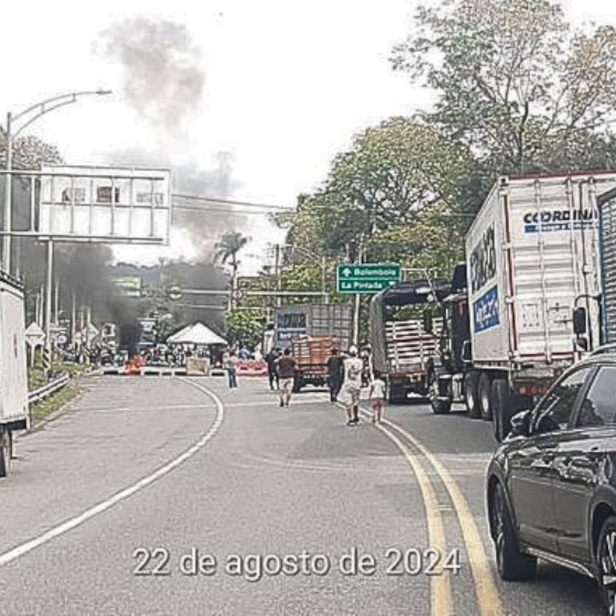Manifestantes bloquean la vía Manizales - Medellín a la altura de La Pintada