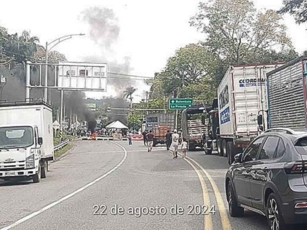 Manifestantes bloquean la vía Manizales - Medellín a la altura de La Pintada