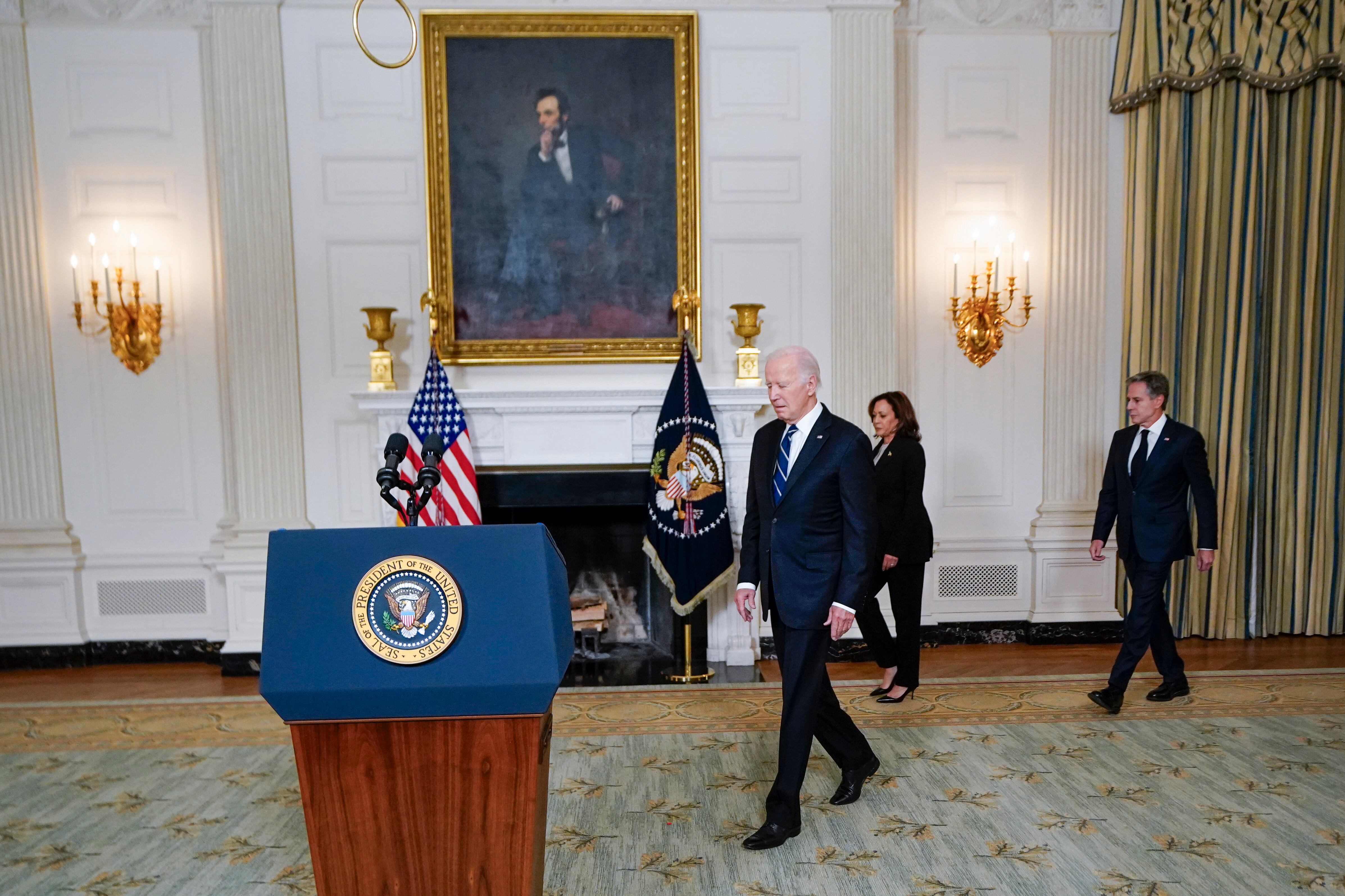 Washington (United States), 10/10/2023.- US President Joe Biden (L), with Vice President Kamala Harris (C) and Secretary of State Antony Blinken, arrives to deliver remarks on the Hamas attacks in Israel from the State Dining Room of the White House in Washington, DC, USA, 10 October 2023. Hundreds of Israelis and Palestinians have died since the militant group Hamas launched an unprecedented attack on Israel from the Gaza Strip on 07 October 2023, leading to Israeli retaliation strikes on the Palestinian enclave. EFE/EPA/SHAWN THEW
