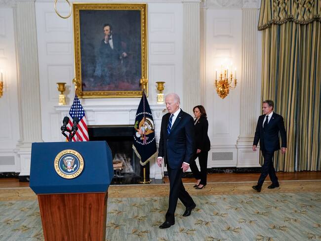 Washington (United States), 10/10/2023.- US President Joe Biden (L), with Vice President Kamala Harris (C) and Secretary of State Antony Blinken, arrives to deliver remarks on the Hamas attacks in Israel from the State Dining Room of the White House in Washington, DC, USA, 10 October 2023. Hundreds of Israelis and Palestinians have died since the militant group Hamas launched an unprecedented attack on Israel from the Gaza Strip on 07 October 2023, leading to Israeli retaliation strikes on the Palestinian enclave. EFE/EPA/SHAWN THEW