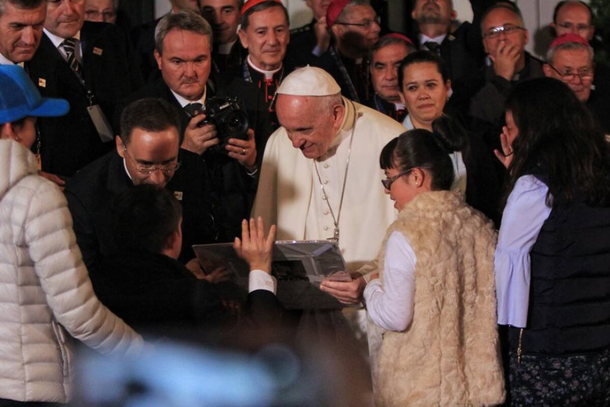 La llegada del Papa Francisco a la Nunciatura Apostólica, luego de la misa en el Parque Simón Bolívar, estuvo cargada de regalos.