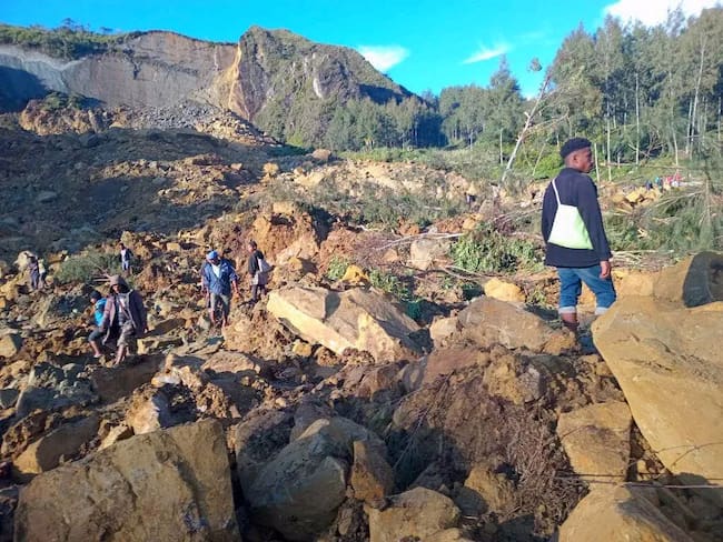 Sobrevivientes a un deslizamiento en Papúa Nueva Guinea buscan supervivientes en medio de rocas, tierra y escombros.
 
EFE/EPA/NINGA ROLE