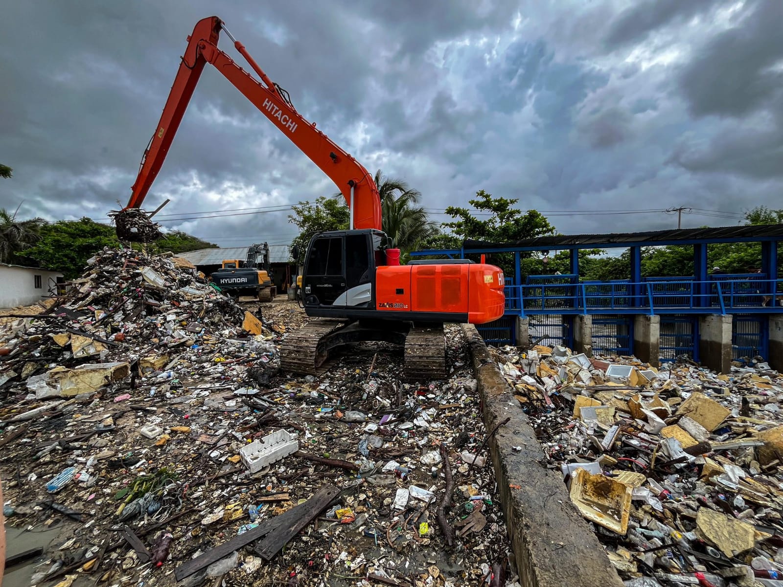 Limpieza de basuras en arroyos de Barranquilla.