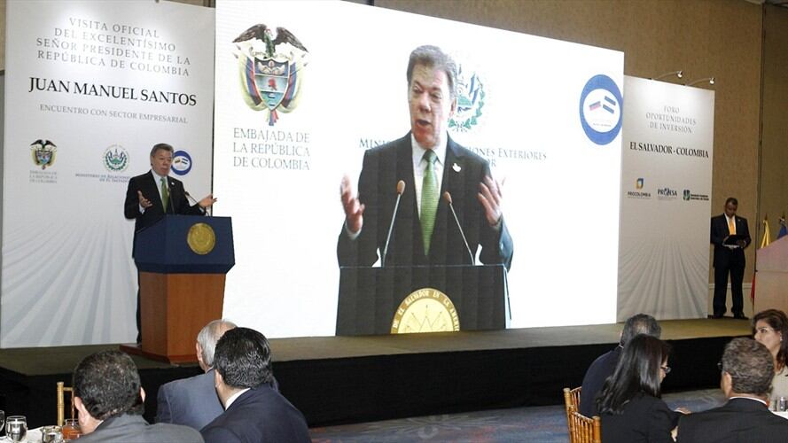 Juan Manuel Santos durante su visita a El Salvador. Foto: Agencia EFE