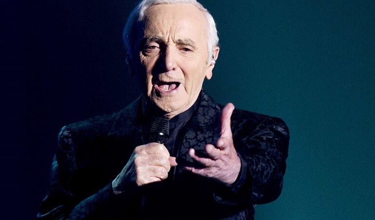 Cantante y compositor francés Charles Aznavour durante una actuación en la sala de conciertos de Heineken, en Amsterdam